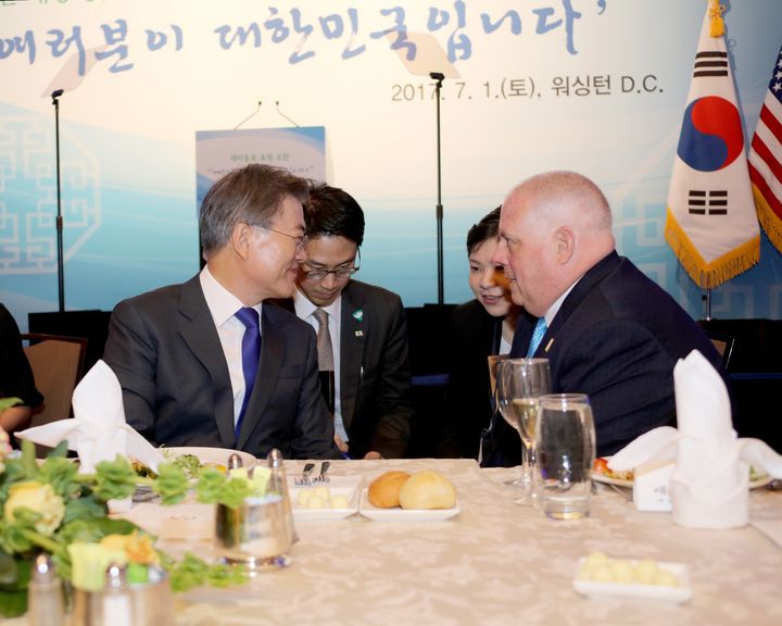 President Moon said that South Korea continues to promote collaboration with the United States, and appreciates the commitments of Maryland Governor Larry Hogan and Korean American communities in the United States. [Image: Flickr user Maryland GovPics] 