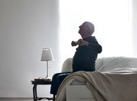 Мужчина в пижаме. Проснувшийся старик. Сттарик сидящий на кроватт. Старики проснулись и вышли в гостиную. Старики проснулись и вышли в гостиную.