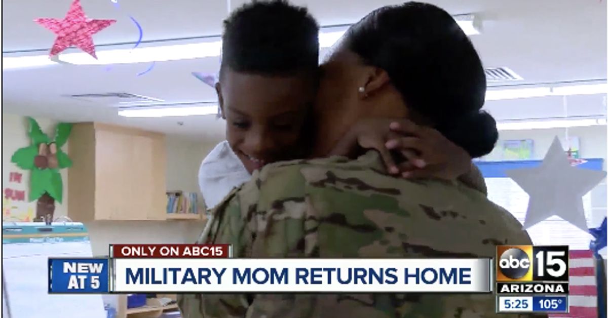 Military Mom Surprises Sons In Tear Jerking Homecoming Video Huffpost Life 2613