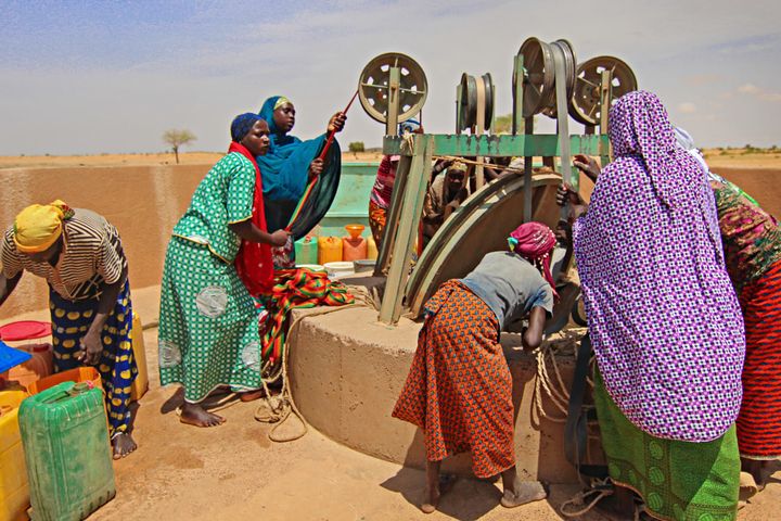 Women in Tahoua, Niger, work together to lift water from a well. This particular well often dries up by mid morning and won't refill for 5-6 hours. Sometimes the women sleep near the well to ensure they get water in the morning.