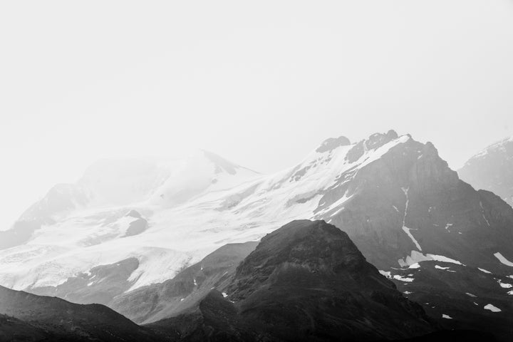 <p>Smoke rolls in to cover Mount Athabasca. </p>