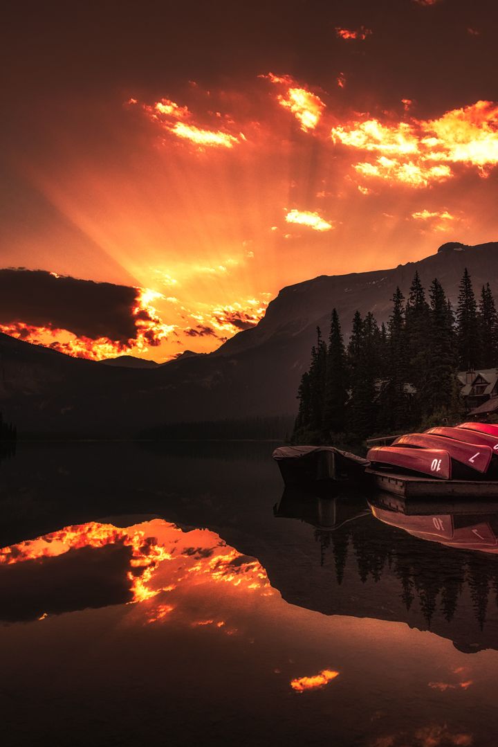 <p>Magical sun rays beaming at Emerald Lake as the day wakes. </p>