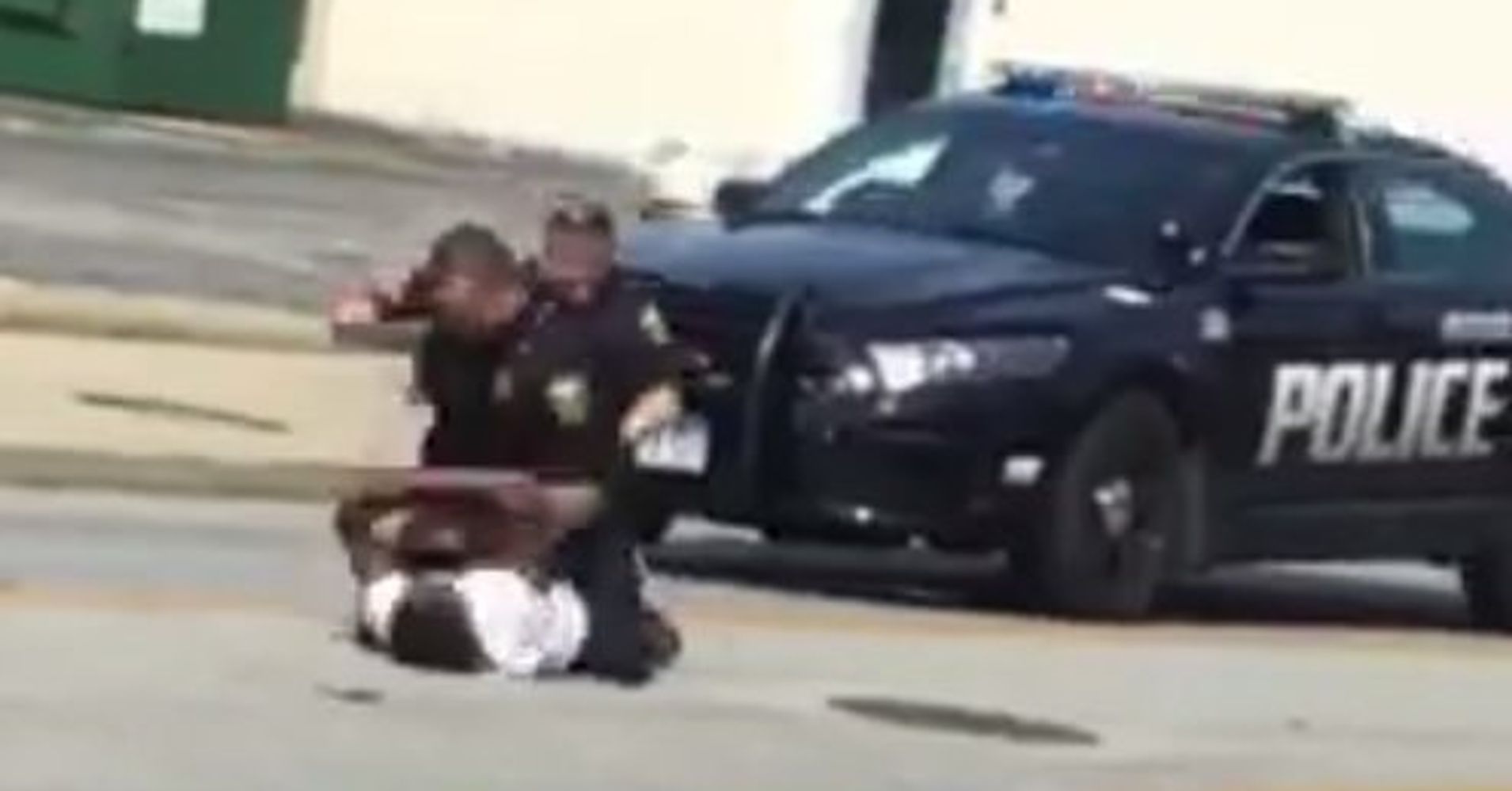 Video Shows White Cop Repeatedly Punch Black Man After Traffic Stop Huffpost 