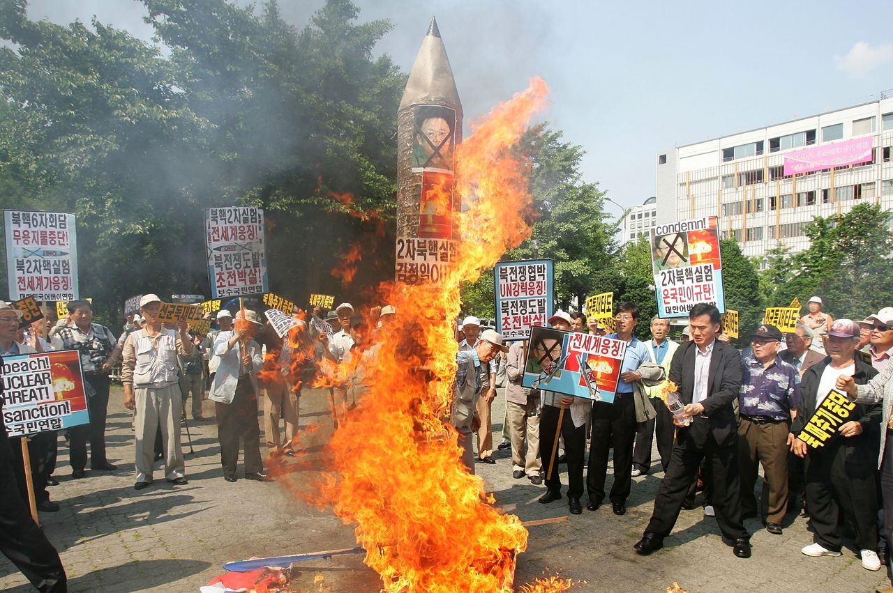 Protestors burn portraits of Kim Jong Il and a mock-up of a North Korean missile after Pyongyang announced it had successfully conducted a second nuclear test. Seoul, April 8, 2009.