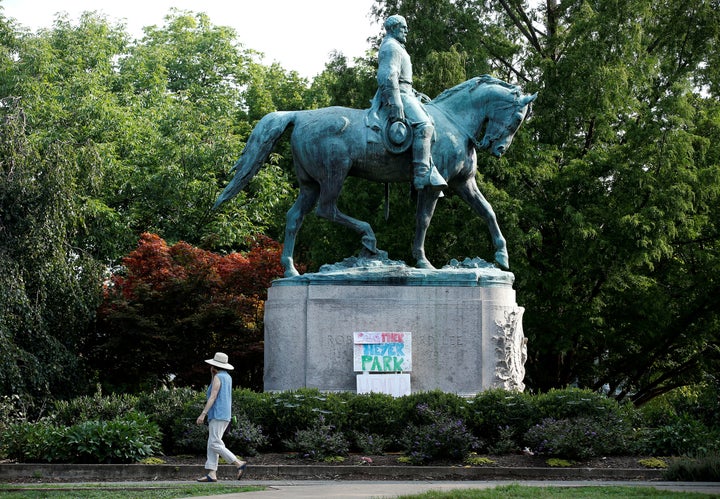 A sign on the statue of Gen. Robert E. Lee calls for the park to be renamed for Heather Heyer, who was killed at in a far-right rally, in Charlottesville, Virginia, U.S., Aug. 16, 2017. REUTERS/Joshua Roberts