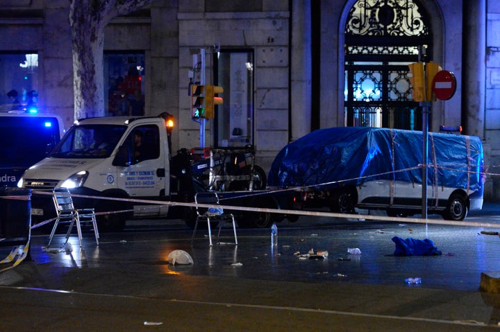 The van that ploughed into pedestrians in Las Ramblas is towed away 