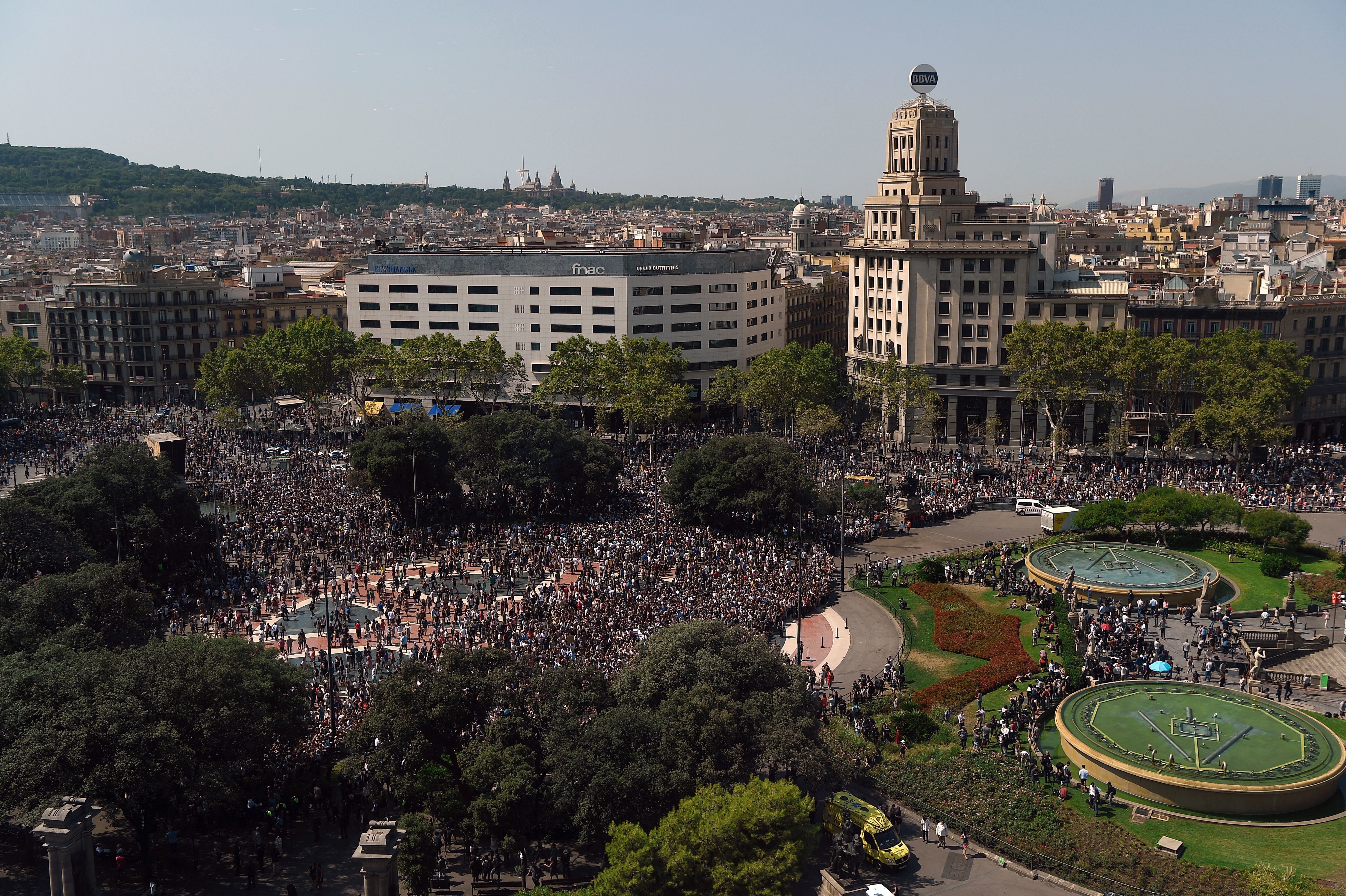 Barcelona Terror Attack: Crowds Gather For Poignant Minute Of Silence ...