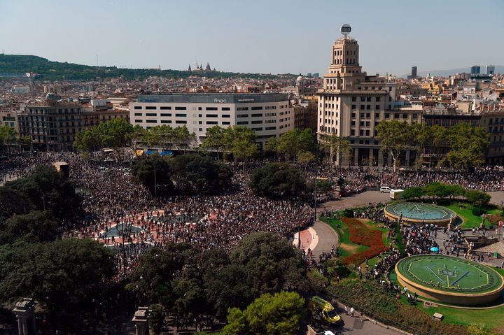 <strong>Crowds in the Plaza de Catalunya after observing a minute of silence for the victims of the Barcelona attack</strong>