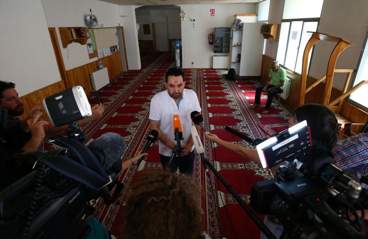 The head of Es Satty's former mosque speaks to the media.