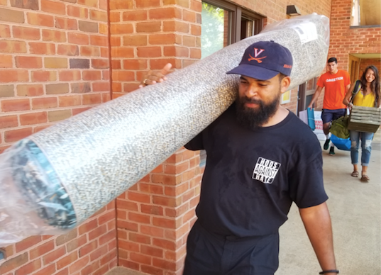 UVA alum Quentin Washington helps incoming freshmen move into their dorms. 