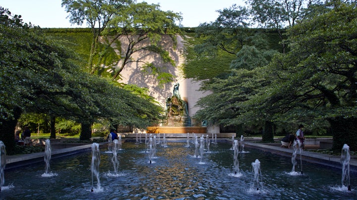 The Art Institute of Chicago, South Garden, 2013. Photograph © Tom Harris, courtesy The Cultural Landscape Foundation.