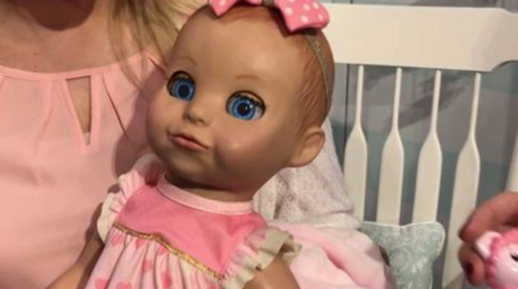 Кукла которая плачет. Кукла Беби бэби Лувабелла. Кукла робот Лувабелла. Кукла с закрывающимися глазами. Плачущая кукла.
