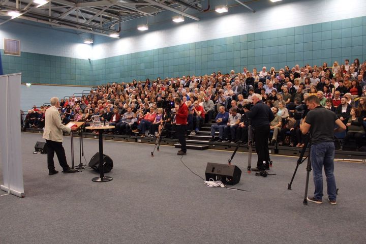 Jeremy Corbyn tries to drum up support in Stornoway sports hall