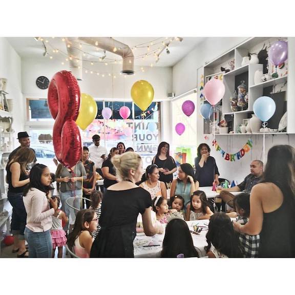 <strong><em>Mary Loveless inspiring young artists to do their thing</em></strong>