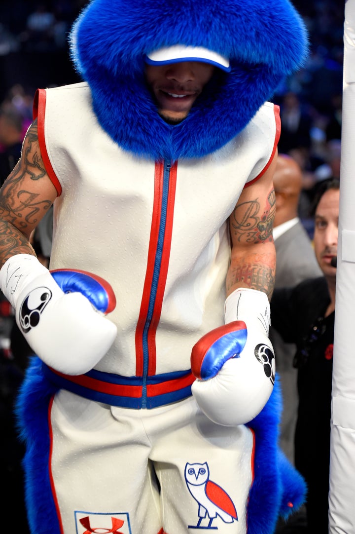 Floyd Mayweather wears bizarre ring walk outfit for Conor McGregor