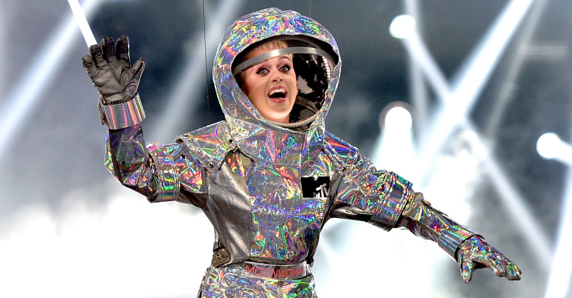 Katy Perry Comes 'Back To Earth' To Host MTV VMAs, And Twitter Was Not ...