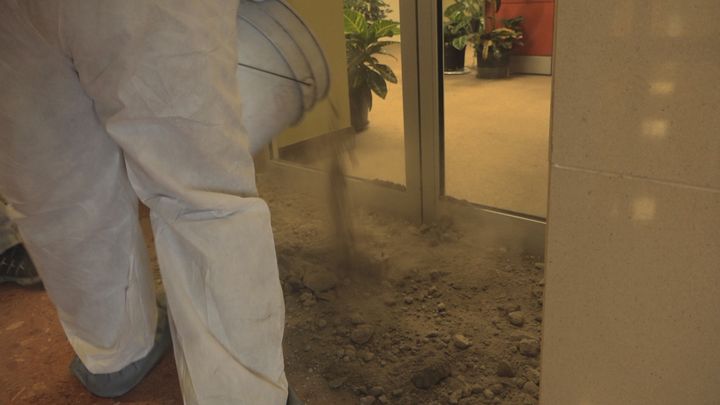 An unknown activist pours coal ashes inside a local government building where the Board of Environmental Quality (JCA) and the Department of Natural and Environmental Resources (DRNA) have their main offices.