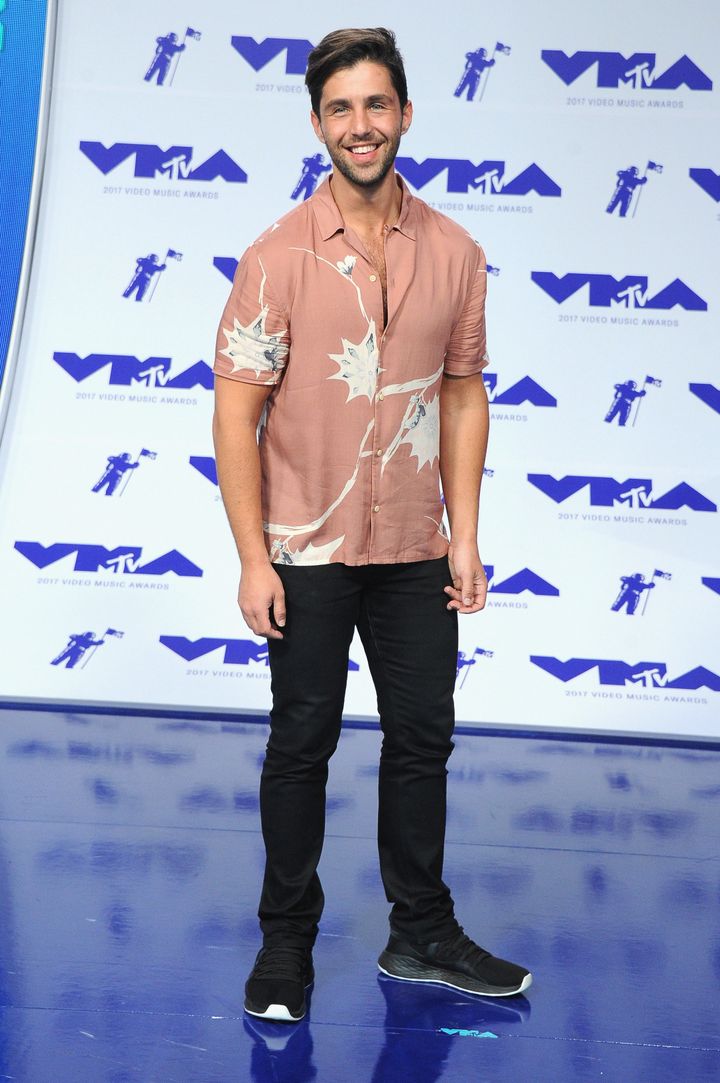 Josh Peck attends the 2017 MTV Video Music Awards at The Forum on August 27, 2017.