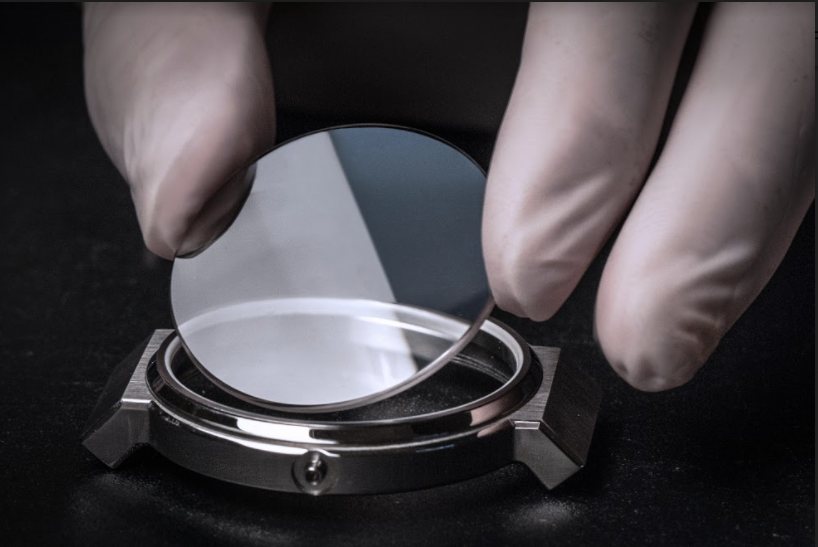 A case constructed using 316L stainless steel.