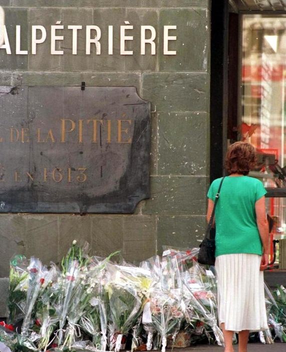 Flowers lain at the Pitie Salpetriere in Paris, France after it was announced Diana had died 