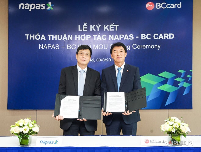 BC Card President Chae Jong-jin (right) poses for a photo with Le Quoc Hung, president of National Payment Corporation of Vie
