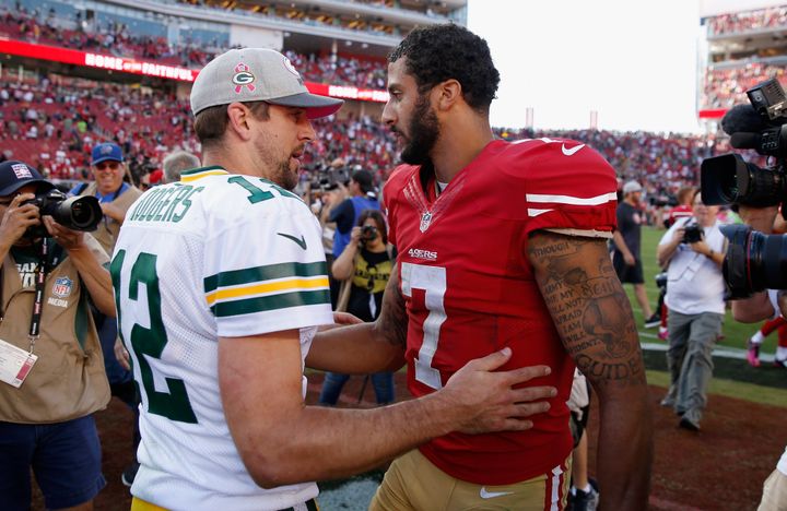 Rodgers and Kaepernick talk after a 2015 game.
