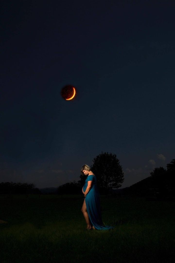 The Eclipse Made Gorgeous Backgrounds For This Mom's Maternity Shoot |  HuffPost Life