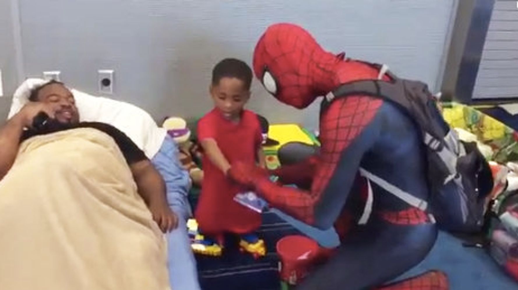 Spider-Man Cheers Up Kids Stuck In Houston Shelter After Harvey Floods ...