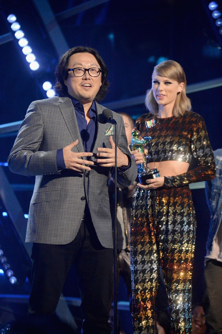 Joseph Kahn and Taylor Swift at the VMAs in 2015, when 'Bad Blood' was named Video Of The Year