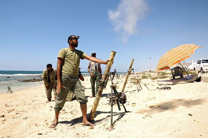 Members of the self-styled Libyan National Army, loyal to the country's east strongman Khalifa Haftar, fire mortar shells during clashes with militants in Benghazi's central Akhribish district on July 19, 2017.