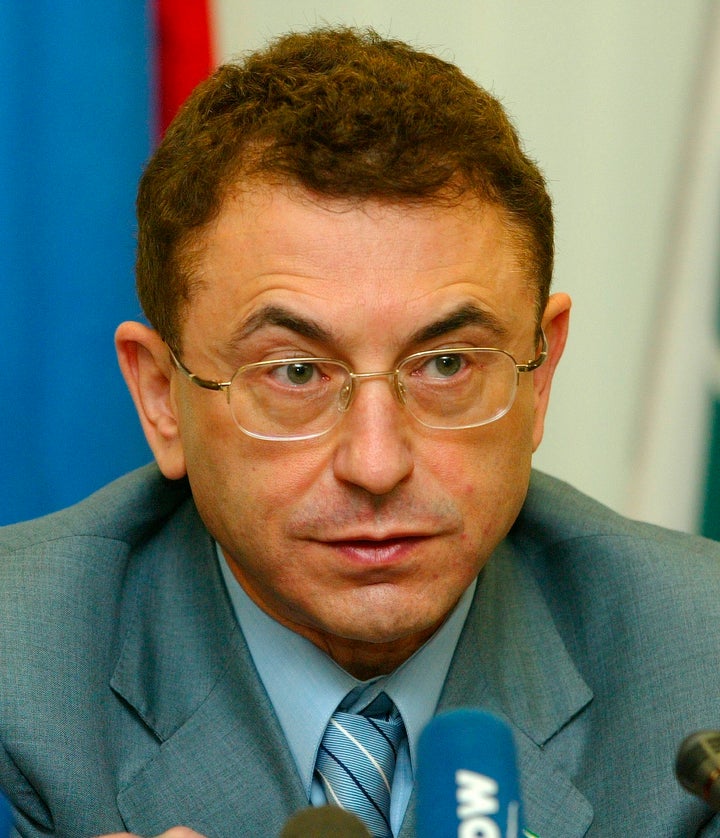 Simon Kukes, former chief executive of Russian oil giant Yukos, speaks at a November 2003 news conference in Moscow.