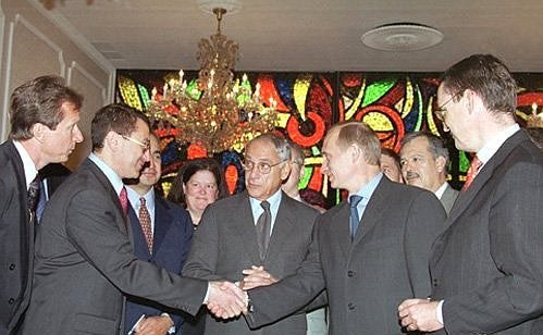 Vladimir Putin shakes hands with Simon Kukes in 2000.