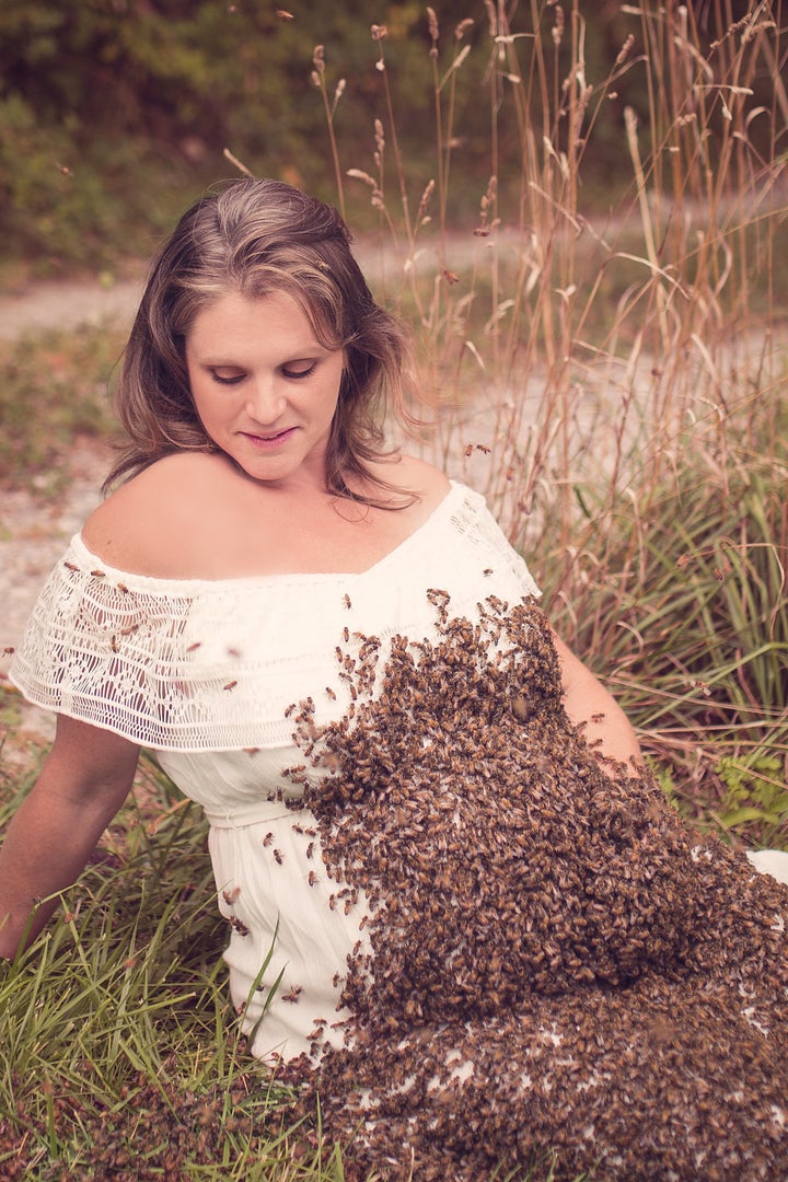 Ohio Mom Poses For Maternity Photo With 20000 Bees Huffpost 