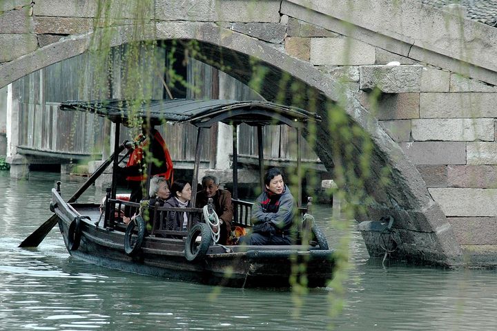  A popular way to experience the magnificent scenery of Wuzhen and its bridges is by boat