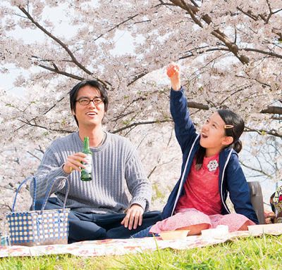 Makio (Kenta Kiritani) and his niece, Tomo (Rinka Kakihara) enjoy a picnic in a scene from Close-Knit 