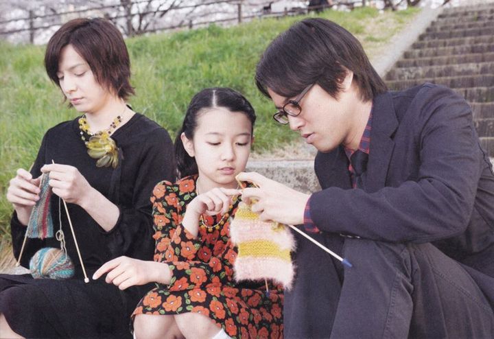 Rinko (Toma Ikuta), Tomo (Rinka Kakihara), and Makio (Kenta Kiritani) share a common hobby in Close-Knit 