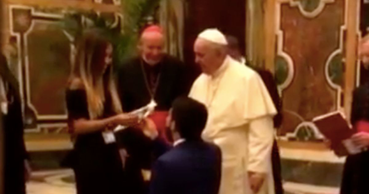 Man Proposes To Girlfriend In Front Of Pope Francis Huffpost Life