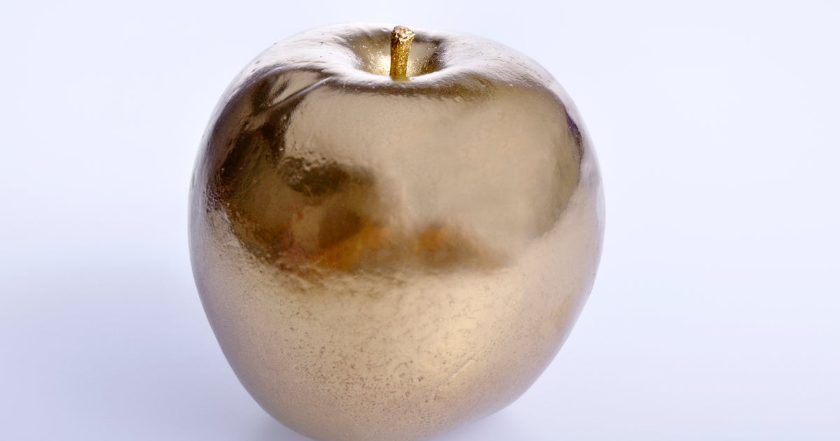 M a gold apple. Золотое яблоко. Яблоки Голд. Золотые яблоки в серебряной чаше. Золоченые яблоки