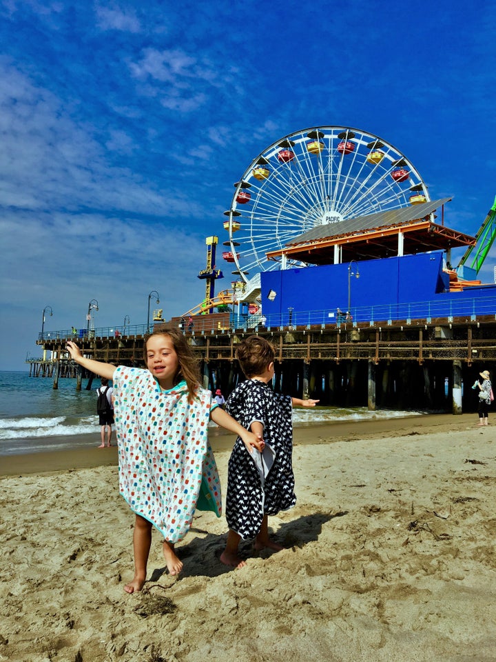 London and Miles enjoying the Santa Monica pier in their ponchos that work in summer or #endless-summer adventures! With a sun protection factor of 50+, the double-layer towel protects baby skin from dangerous UV rays and effectively from wind thanks to the microfiber exterior ni the summer and can keep you warm in the winter. Perfect for a beach vacay!