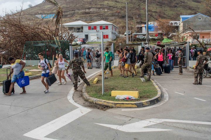 The French army secures access to the airport of Saint Martin on Sunday