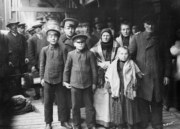 German Immigrants on arrival; late 19th/early 20th Century