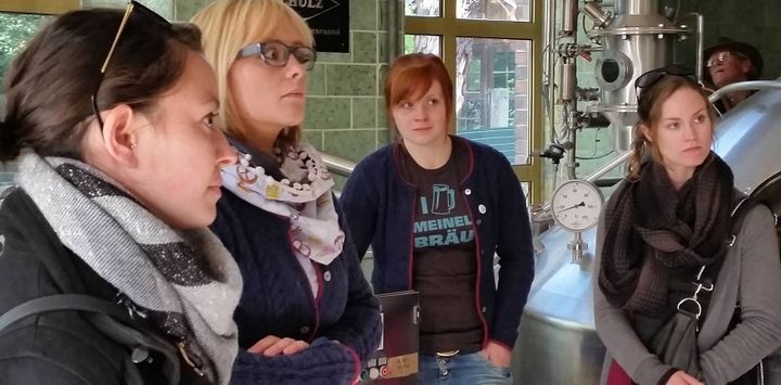 <p>11th-generation brewers Moni and Gisi Meinsel-Hansen with Pink Boots members</p>