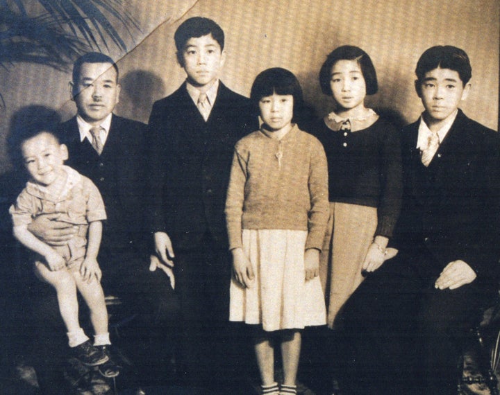 <p>Kunitomo Mayeda and his five children, circa 1935</p>