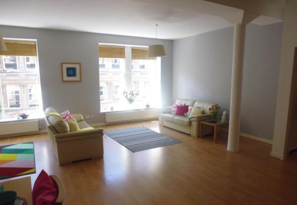 <strong>The two-bedroom flat cost £825 per month </strong>