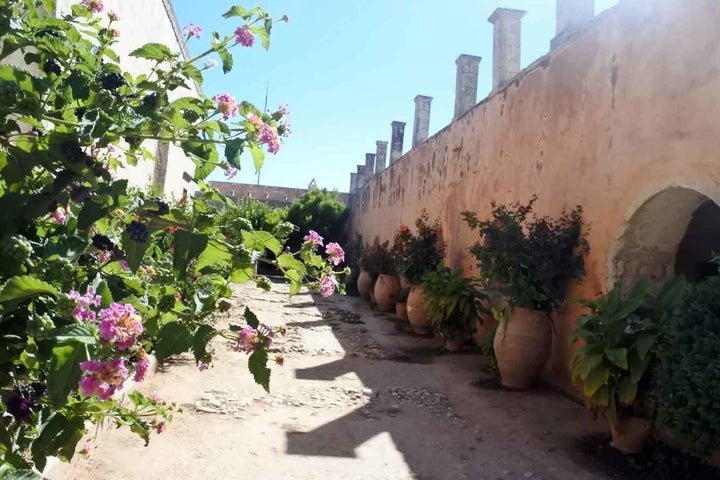 <p>Arkadi Monastery: detail of the courtyard of the refectory.</p>