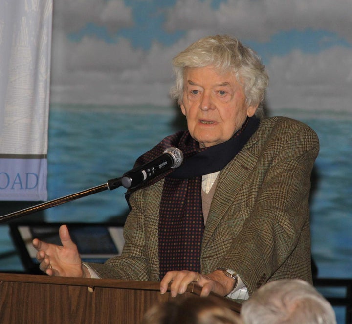 Hal Holbrook accepting “Mark Twain Lifetime Achievement Award” in Hannibal, Missouri