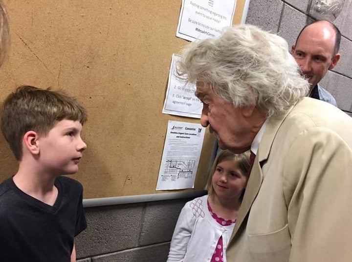 <p>Hal Holbrook as “Mark Twain” greeting young fans after a performance in Mesa, AZ (Feb. 24, 2017)</p>