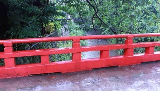 The Kotohiki Bridge and its eye-catching vermilion lacquer.