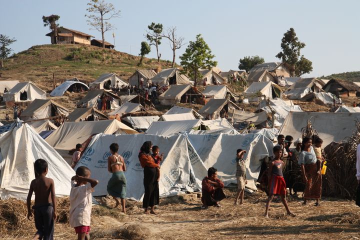  Emergency shelter for Rohingya refugees 