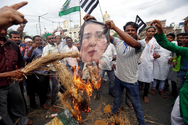 People burn an effigy depicting Myanmar State Counsellor Aung San Suu Kyi during a protest rally against the persecutof Rohingya people